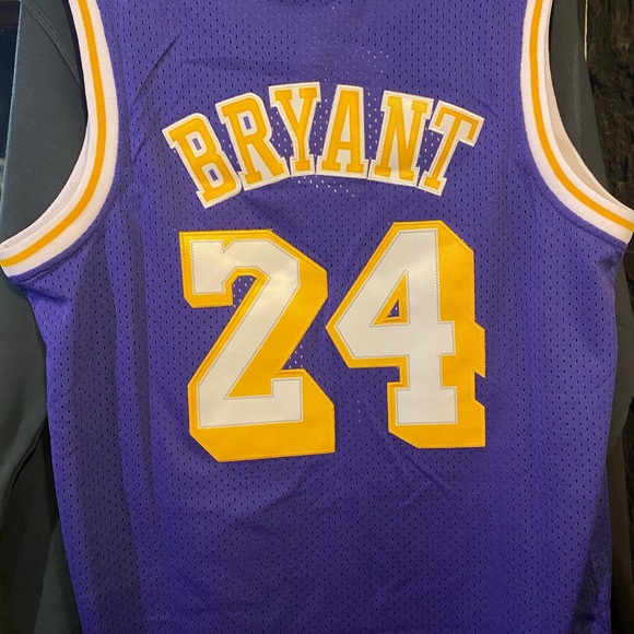 Kobe Bryant Jersey (M) 2007-2008 #24 Mitchell & Ness Authentic and Exclusive